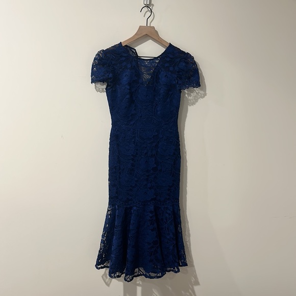 NEW • Gal Meets Glam • Women’s EVE LACE MIDI DRESS IN Navy BLUE 0 Trumpet Skirt - Picture 2 of 4